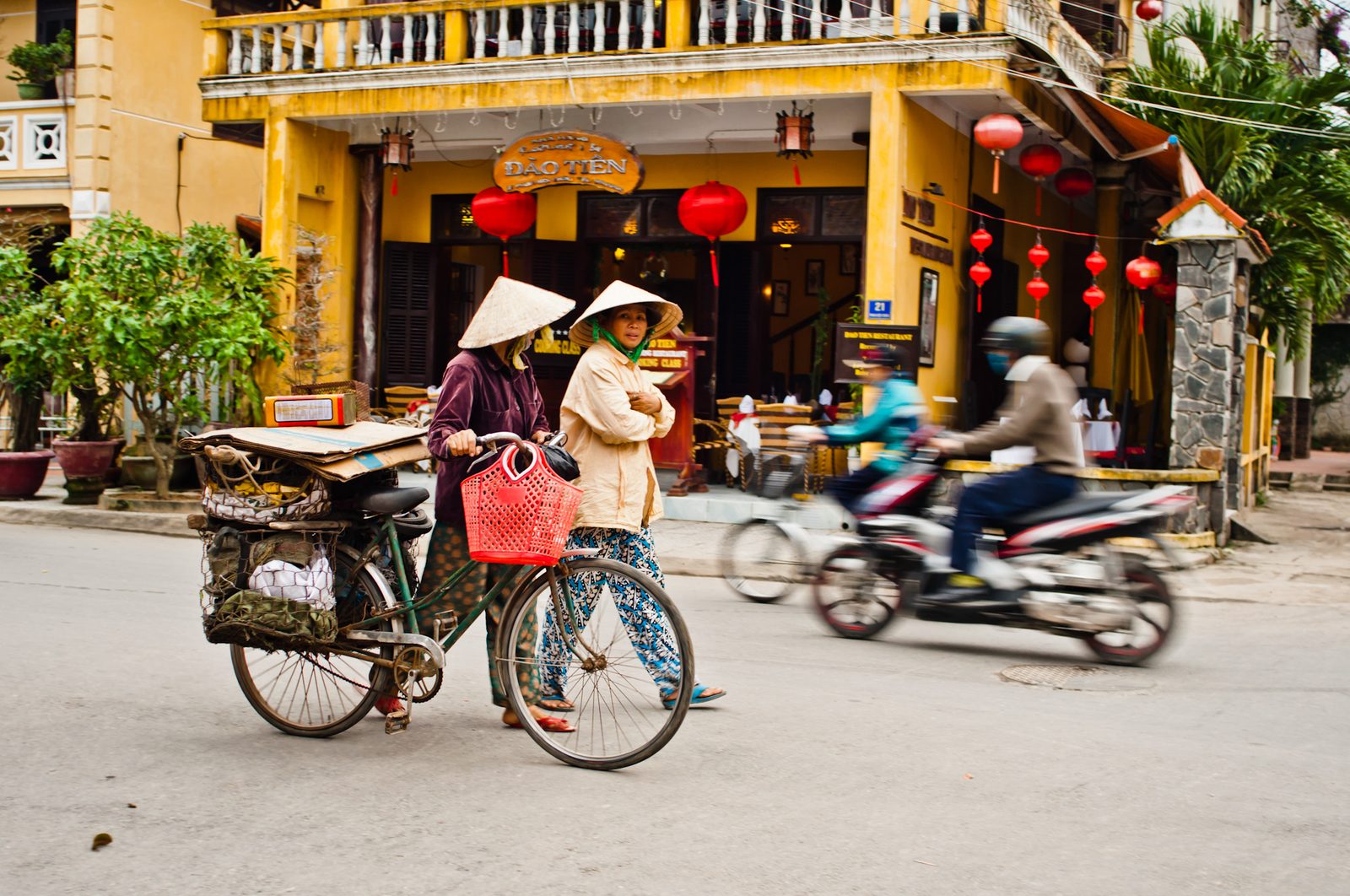Street photography in Hoi An